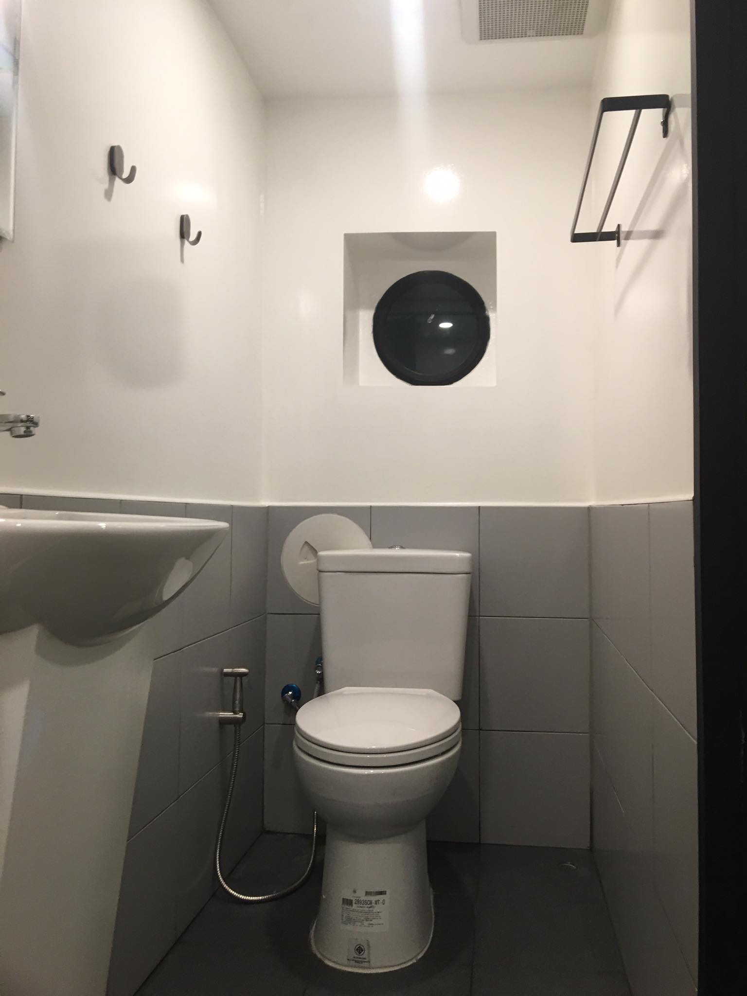 guest-cabin-private-bathroom-view-1