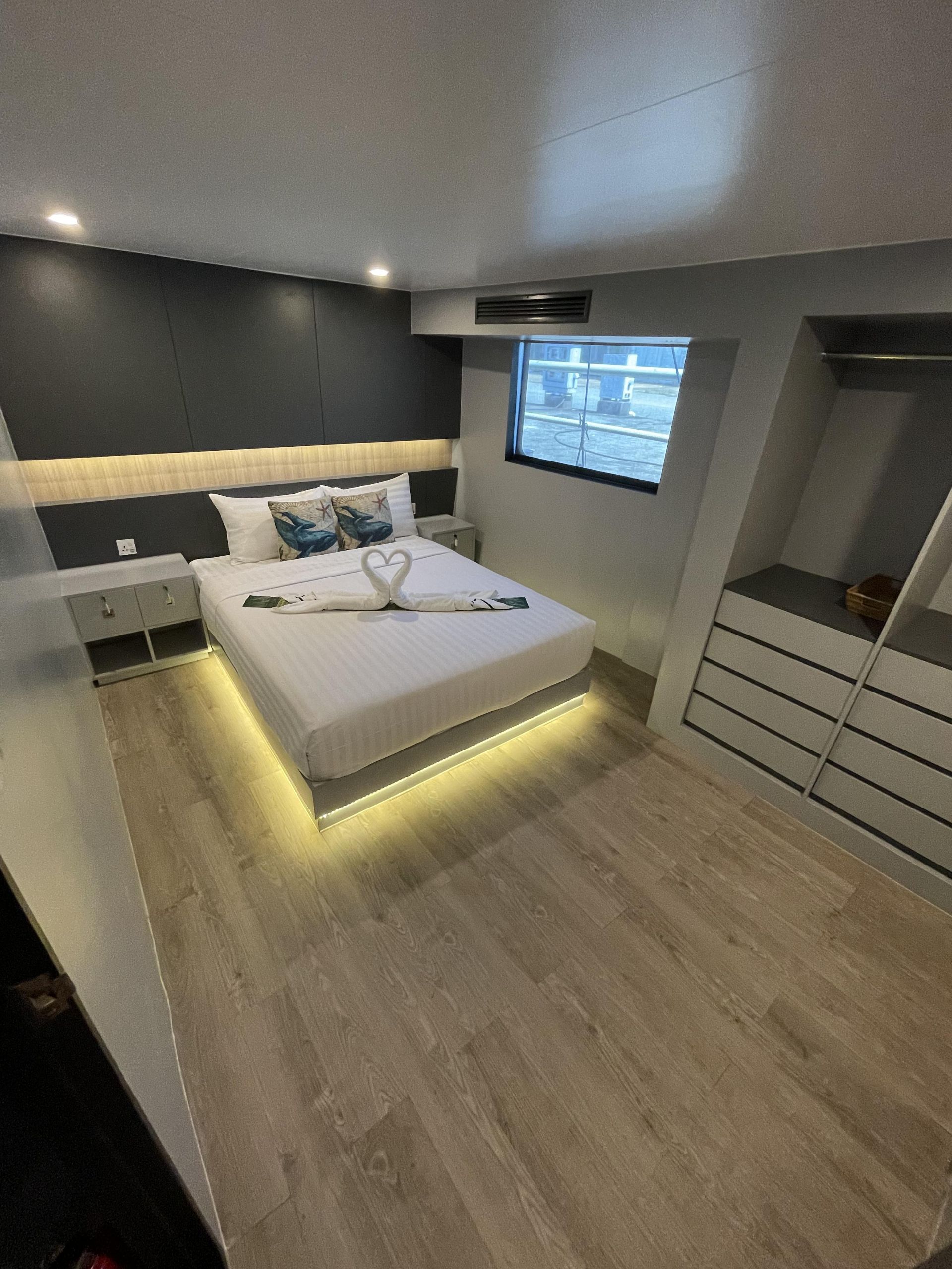 luxury_double_bed_main_deck
