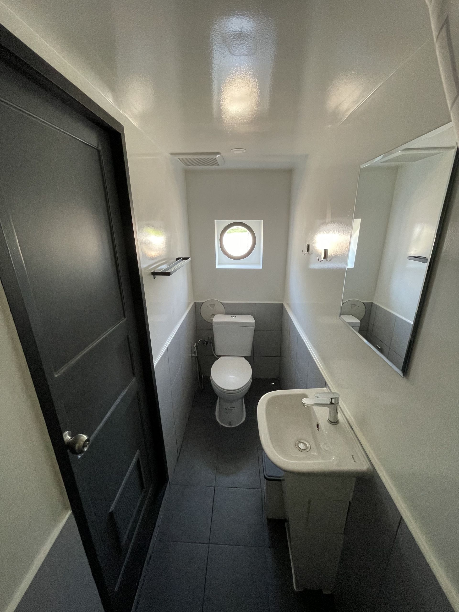 private_en-suite_wash_cabin_attached_to_all_cabins_view_1