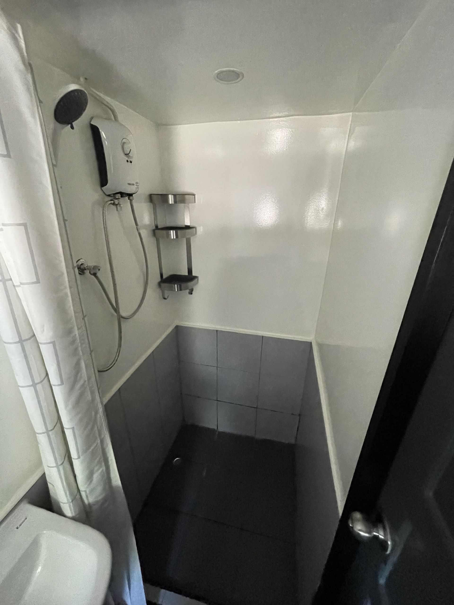 private_en-suite_wash_cabin_attached_to_all_cabins_view_2