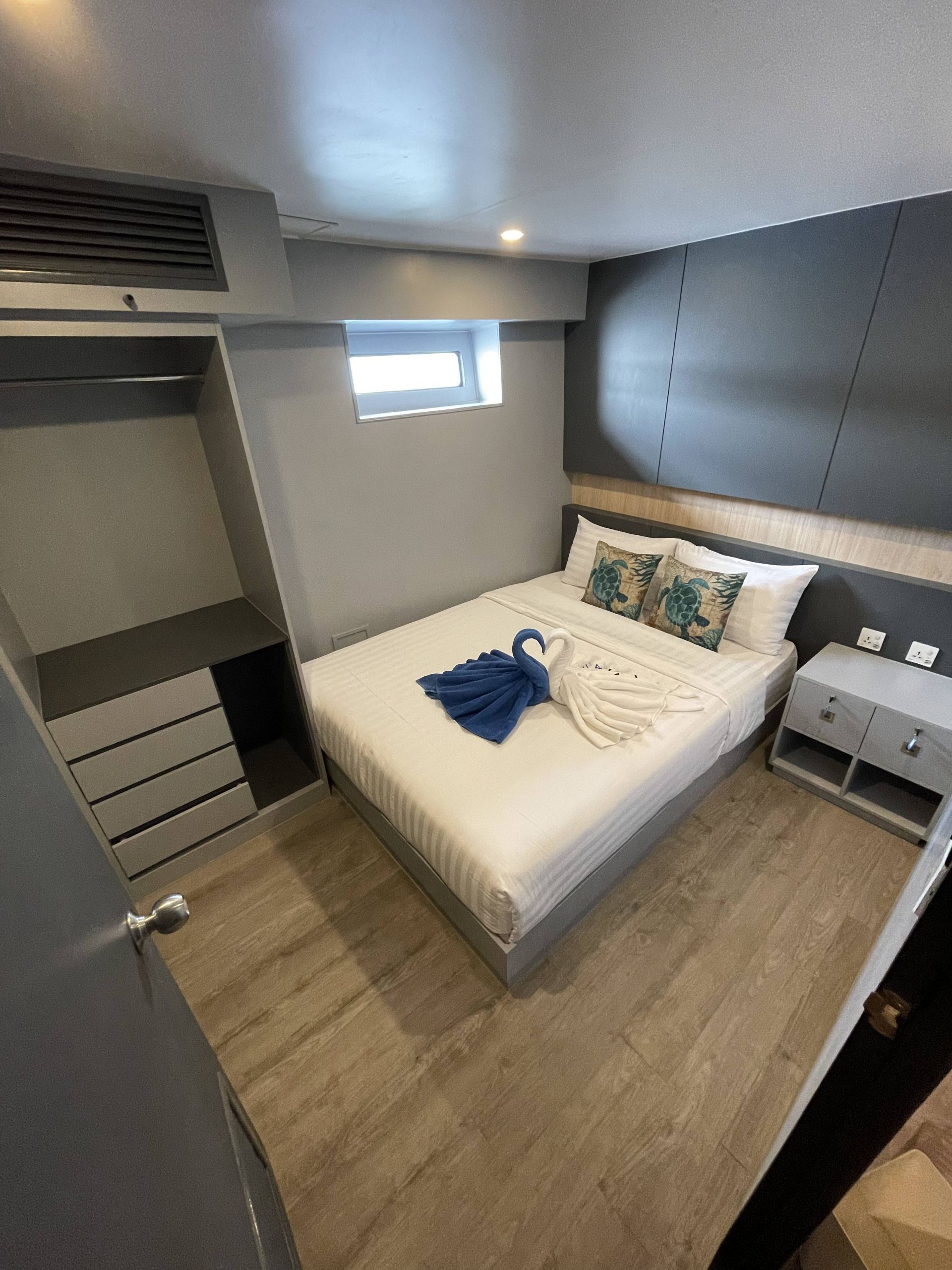 double_bed_en-suite_lower_deck